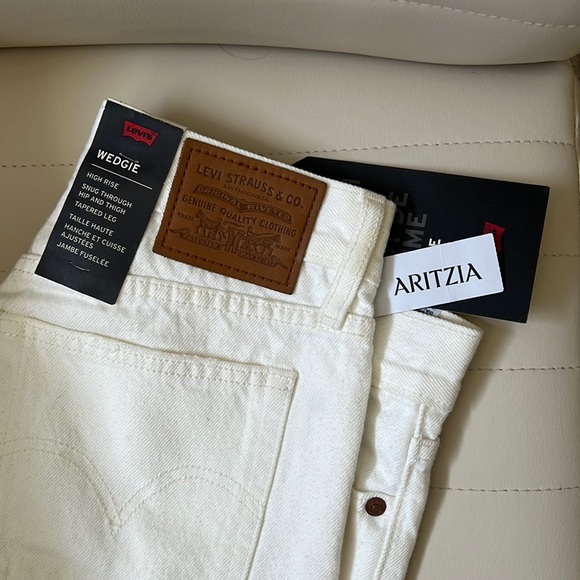 Women’s Levi’s BNWT Wedgie Straight White Distressed Denim - Picture 1 of 5